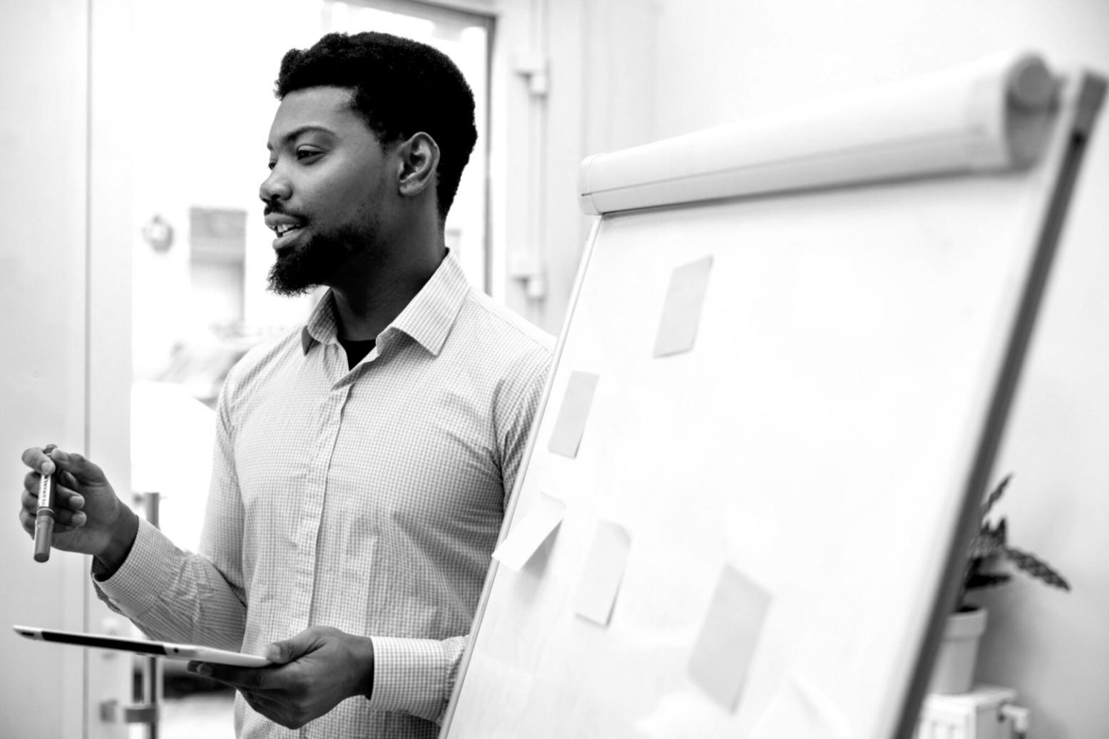 Estudiante trabajando en planificación financiera con documentos y calculadora