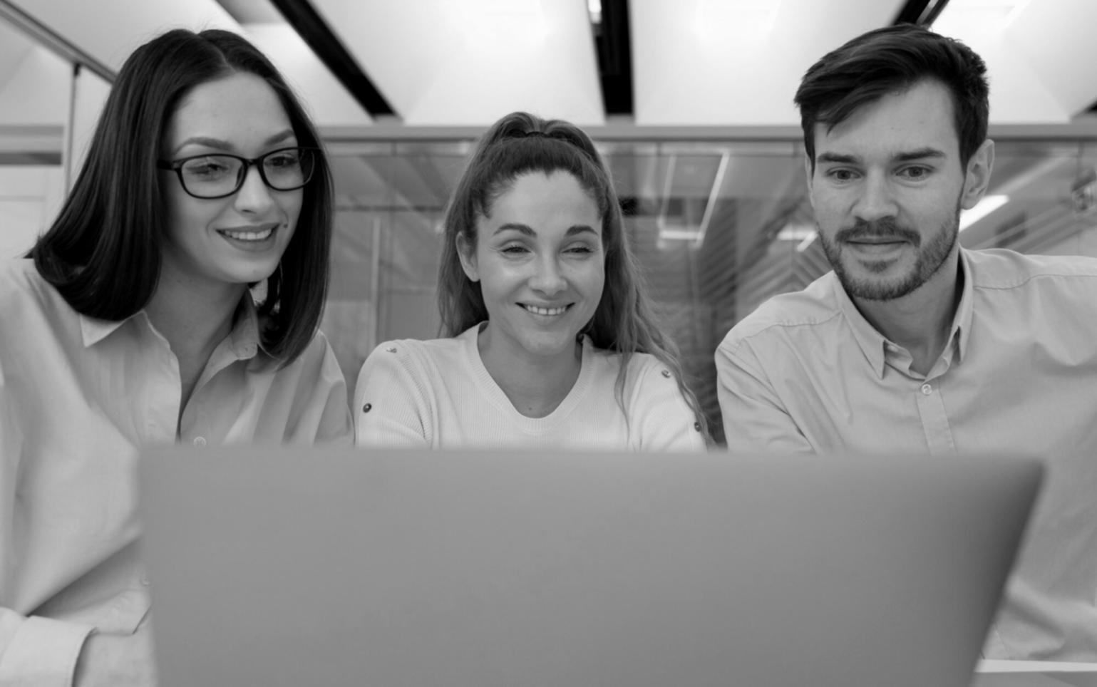 Persona trabajando en sus finanzas personales básicas