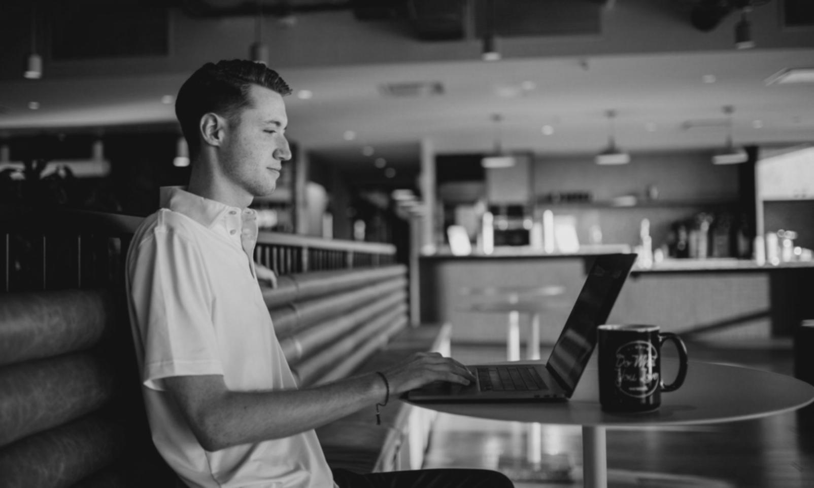 Participante en sesión de formación financiera online tomando notas sobre presupuesto personal